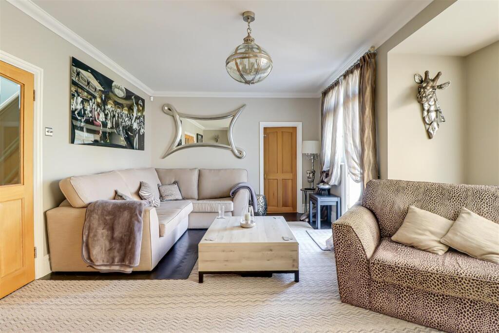 House in Southend-on-Sea, Leigh-on-Sea - More