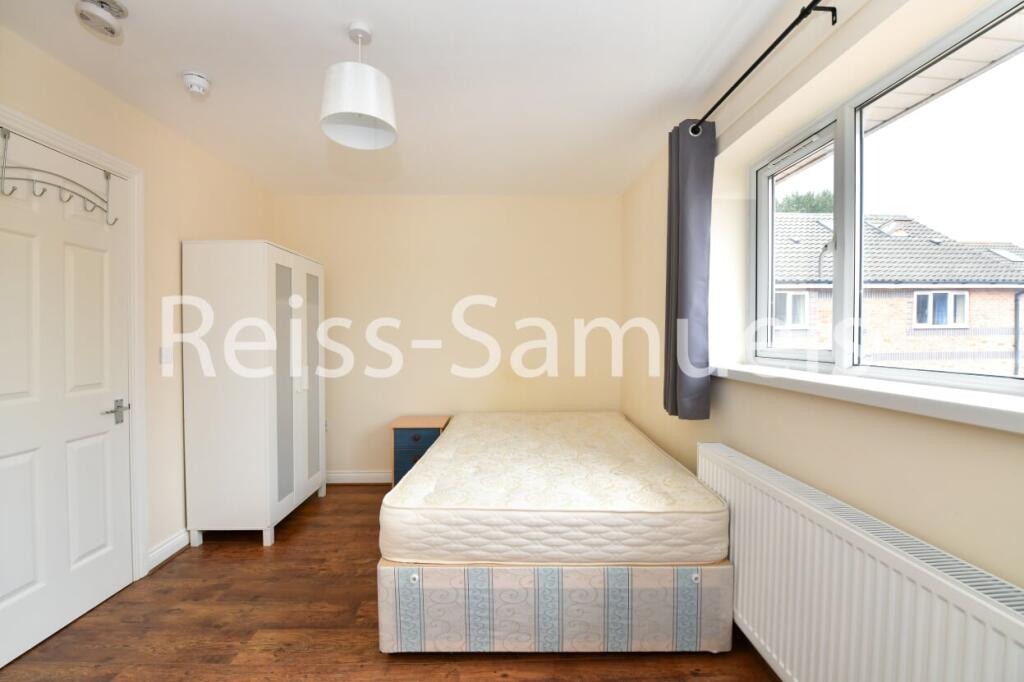 6 bedroom semi-detached house for rent