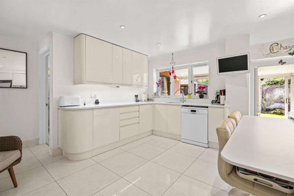 House in Milton Keynes, Furzton - View 5