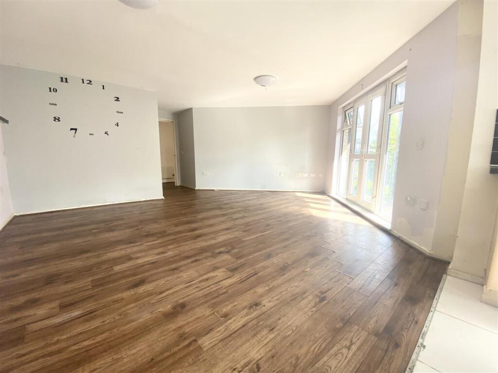 Apartment in Enfield - View 4