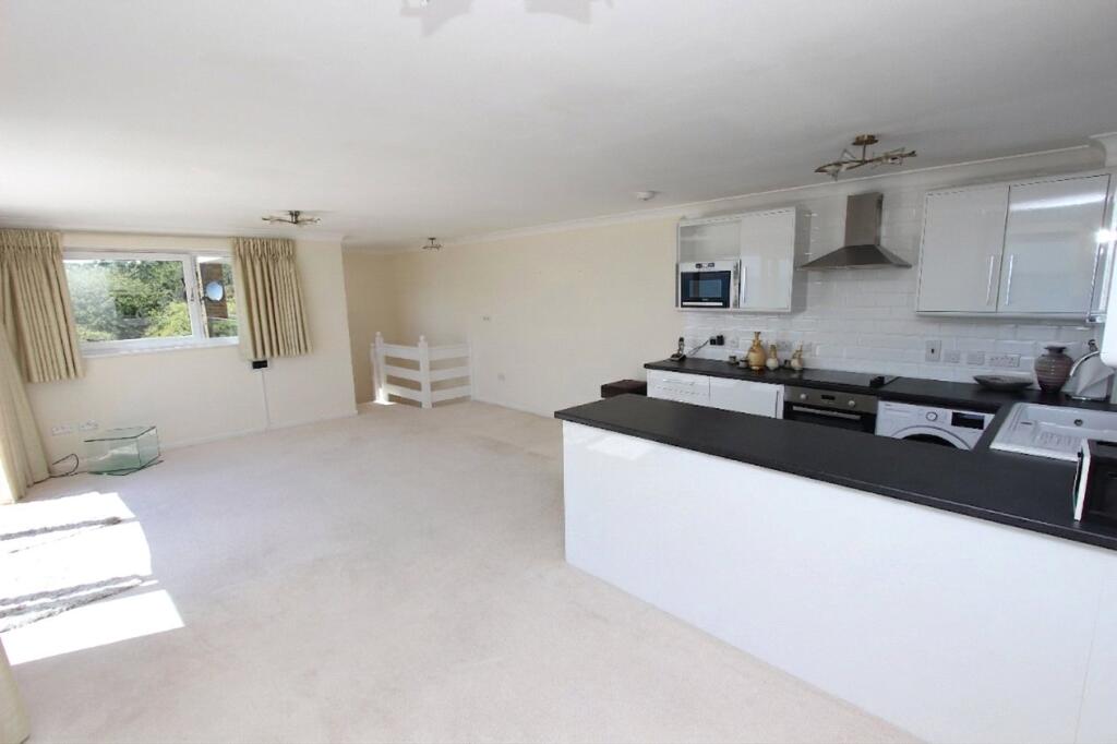 Apartment in Southend-on-Sea - View 4