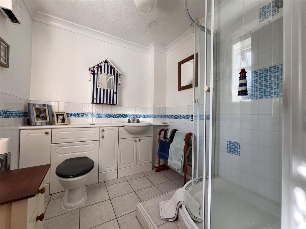 House in Newport, Brighstone - More