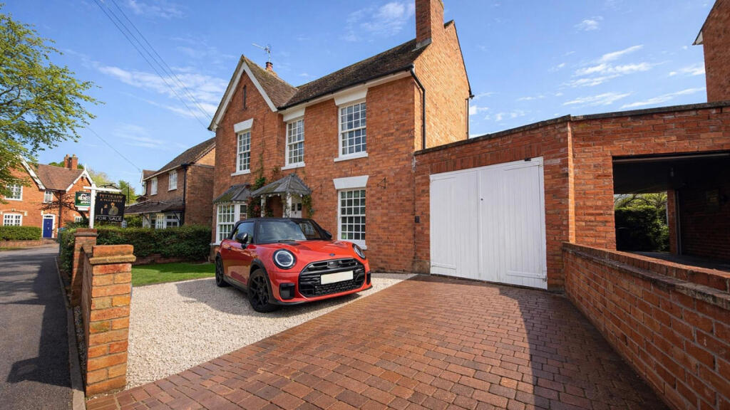 Main image of property: Wellesbourne, Georgian Style, Extended + Garden Office