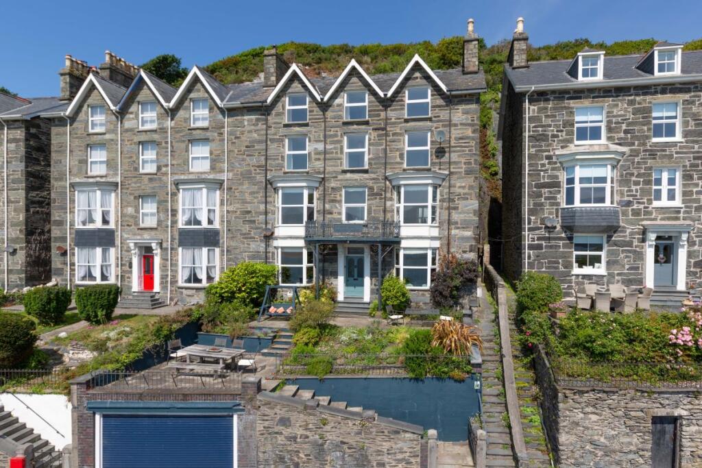Main image of property: 4 Porkington Terrace, Barmouth, Gwynedd, LL42 1LX