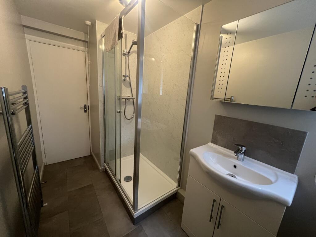 Apartment in London, Hampton Hill - View 4