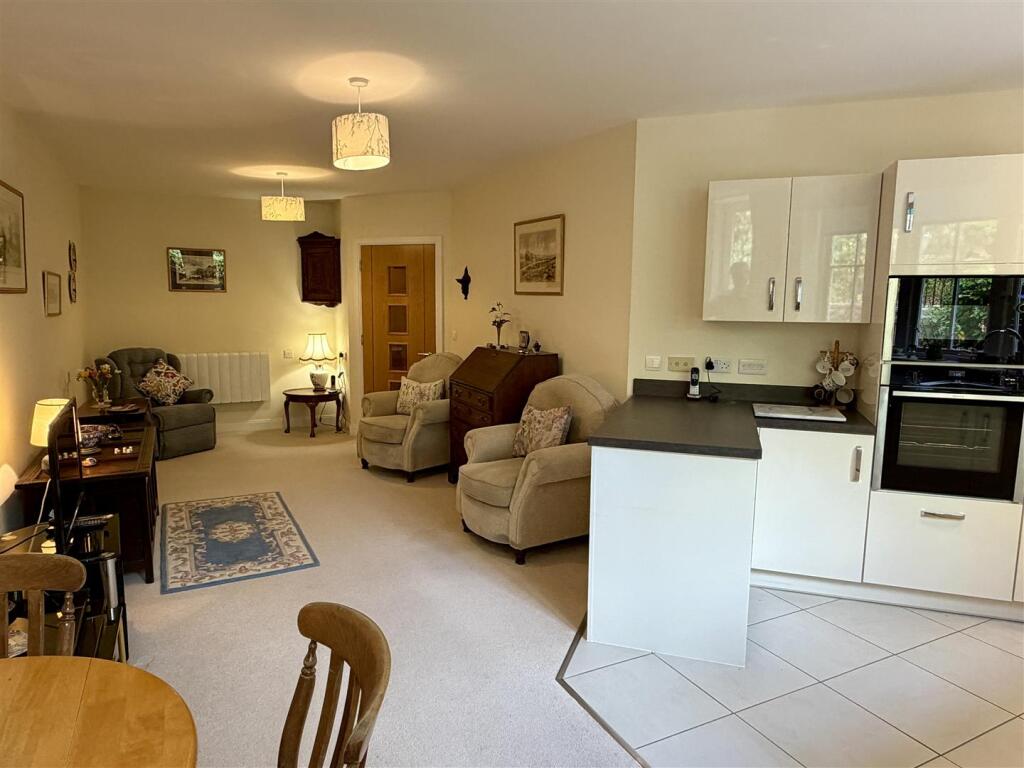 Apartment in Gloucester - View 4