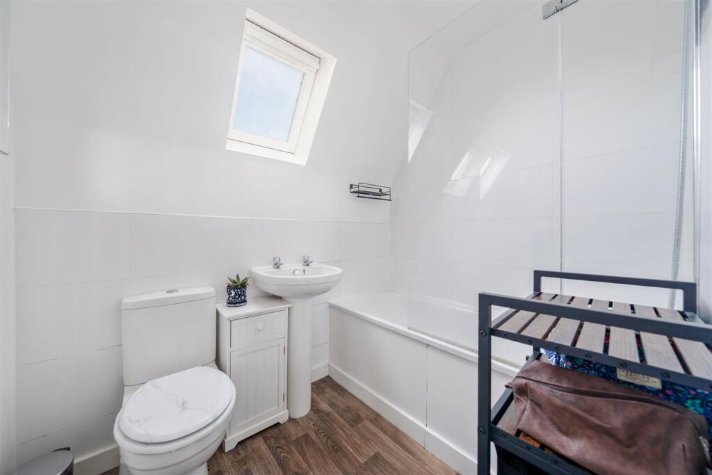 Apartment in London, Cottenham Park, Raynes Park - More
