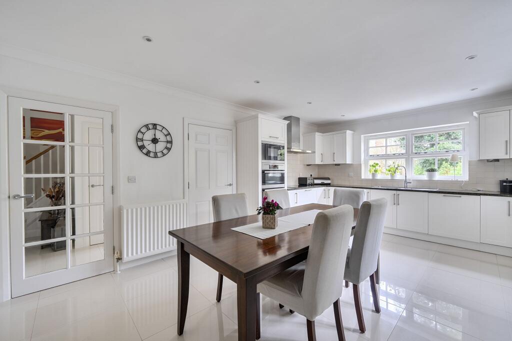 Craddocks Close, Ashtead, KT21 photo 2