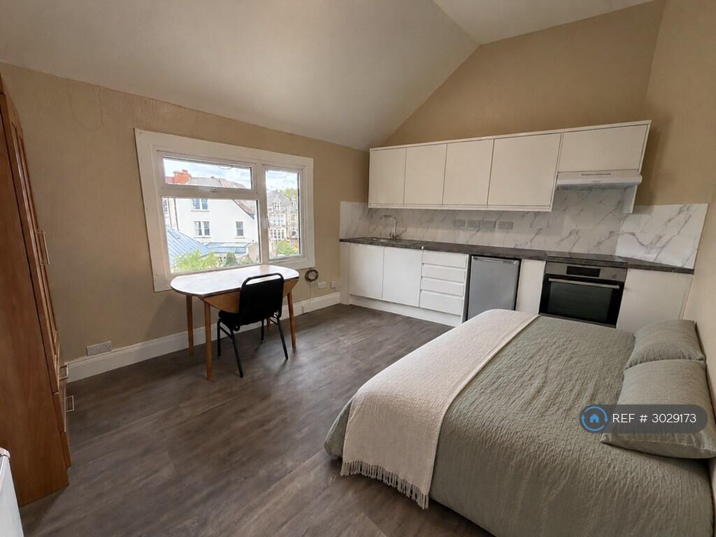 Main image of property: Manor Park, Bristol, BS6