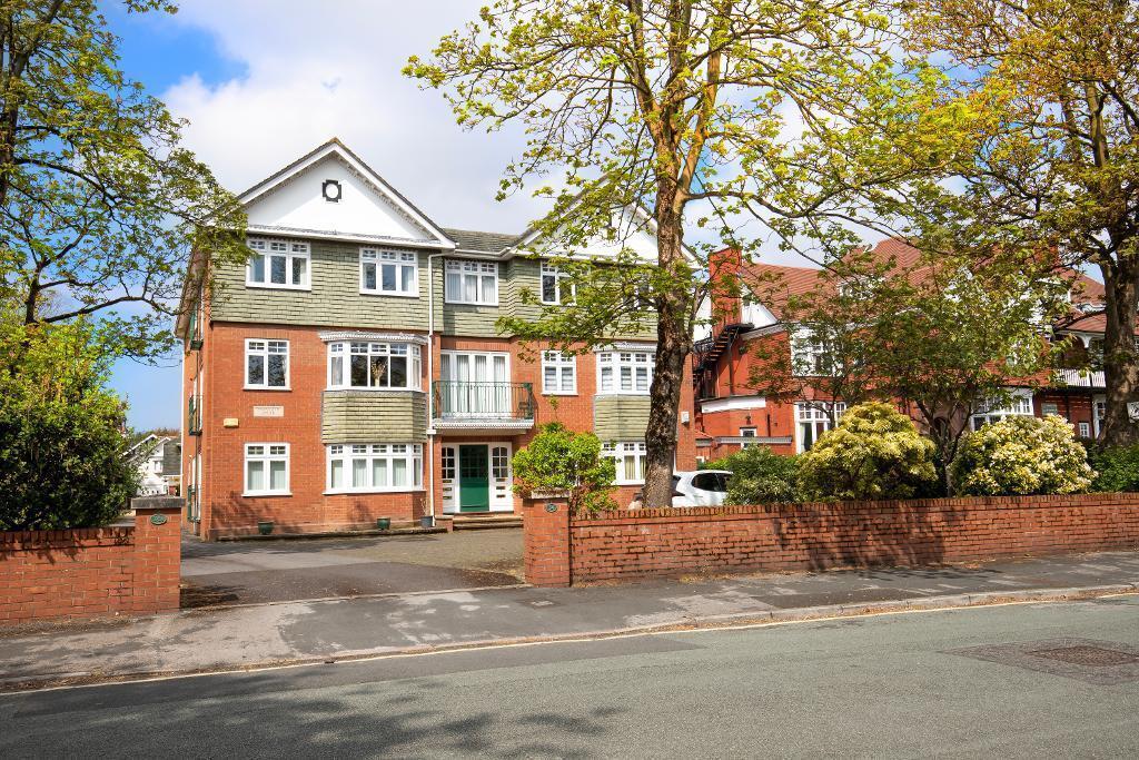 2-bed flat on Trafalgar Road, Birkdale, Southport, PR8 2HE, £300,000