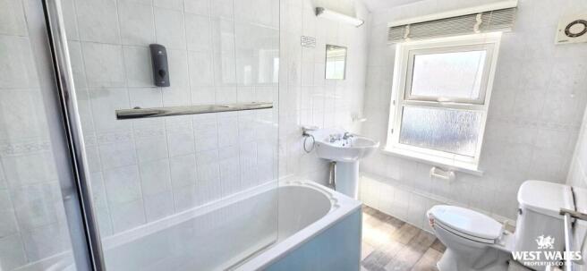 Bedroom 5 ensuite.jpg