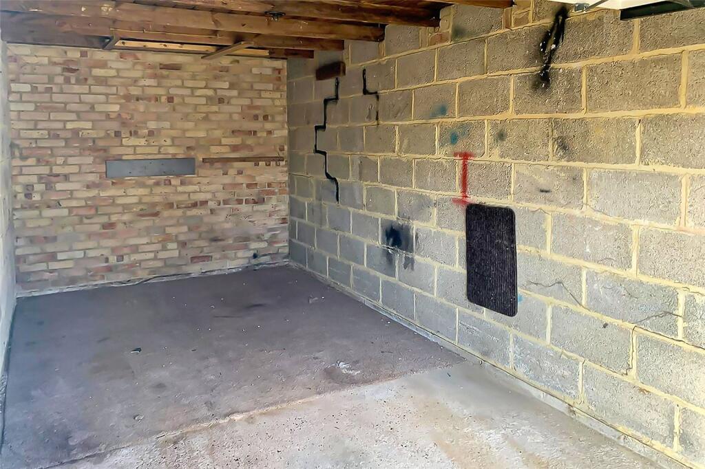 Garage, Meadowside, Angmering, West Sussex photo 4