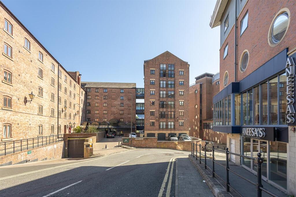 2-bed apartment on Love Lane, Quayside, Newcastle upon Tyne, £180,000