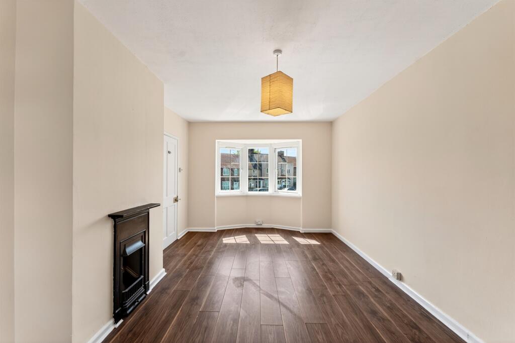 House in Sutton - View 5