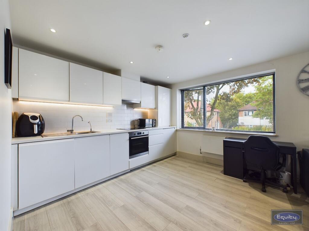 Lingfield Crescent, London, SE9 photo 2