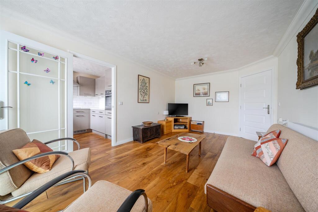 Avonbank Lodge, Newbury, Berkshire photo 4