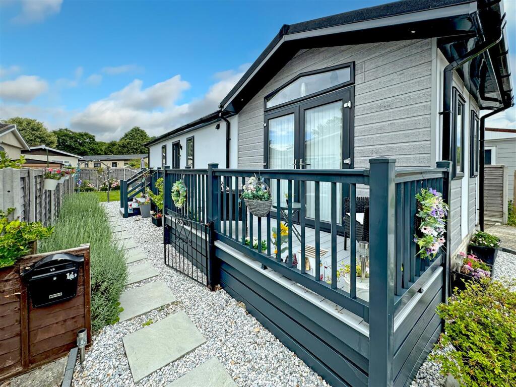2-bed caravan on Hook Lane, Aldingbourne, £140,000
