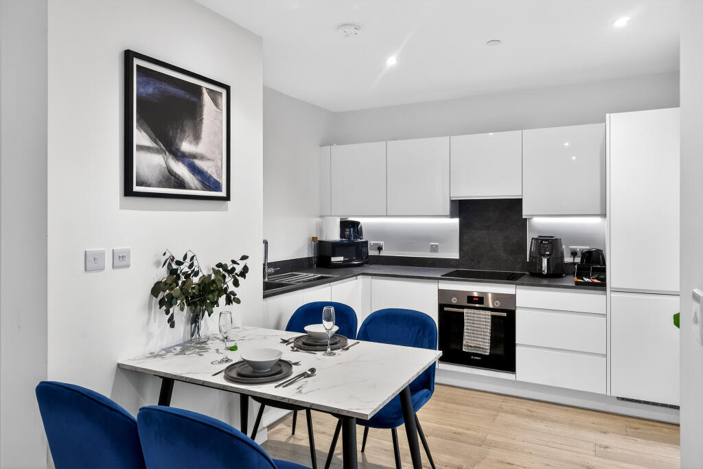 17 Silvertown Way, London, E16 photo 4