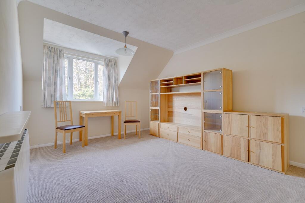 Smartly presented, Retirement apartment, ready to move in! photo 3