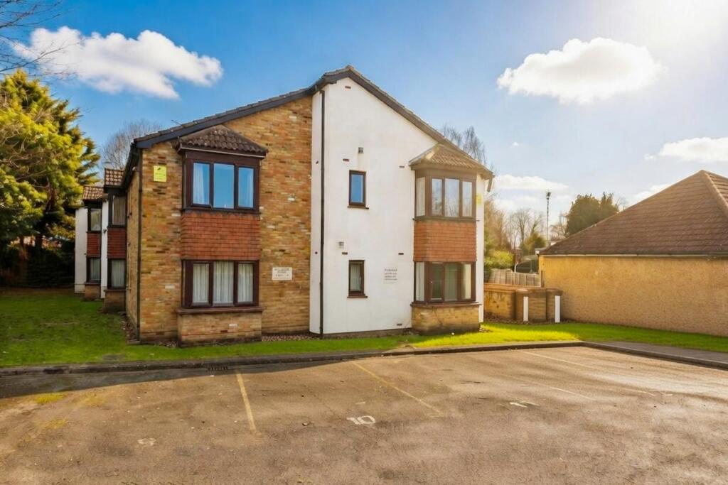 Studio flat on Harlington Road, Hillingdon, UB8, £130,000
