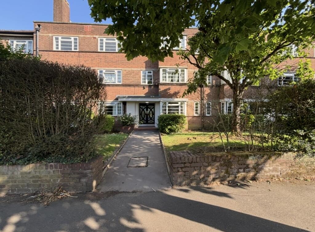 Main image of property: Avenue Rd, N14
