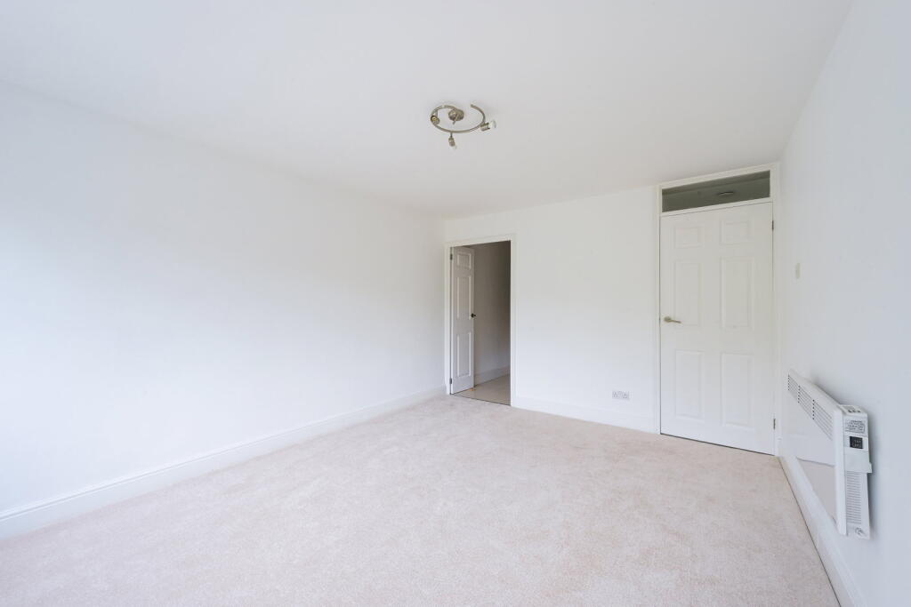Apartment in Kingston upon Thames - View 4