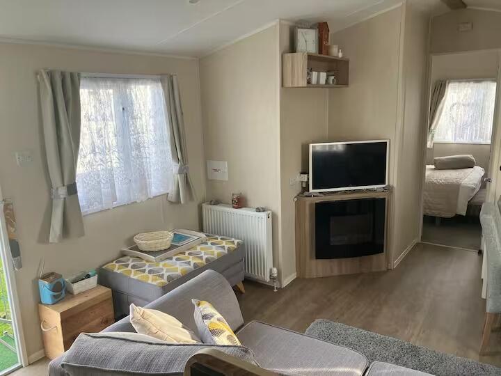 Two Bed Private Sale Willerby Mistral, Homing Park, Seasalter, Whitstable, Kent, CT5 4BU photo 5