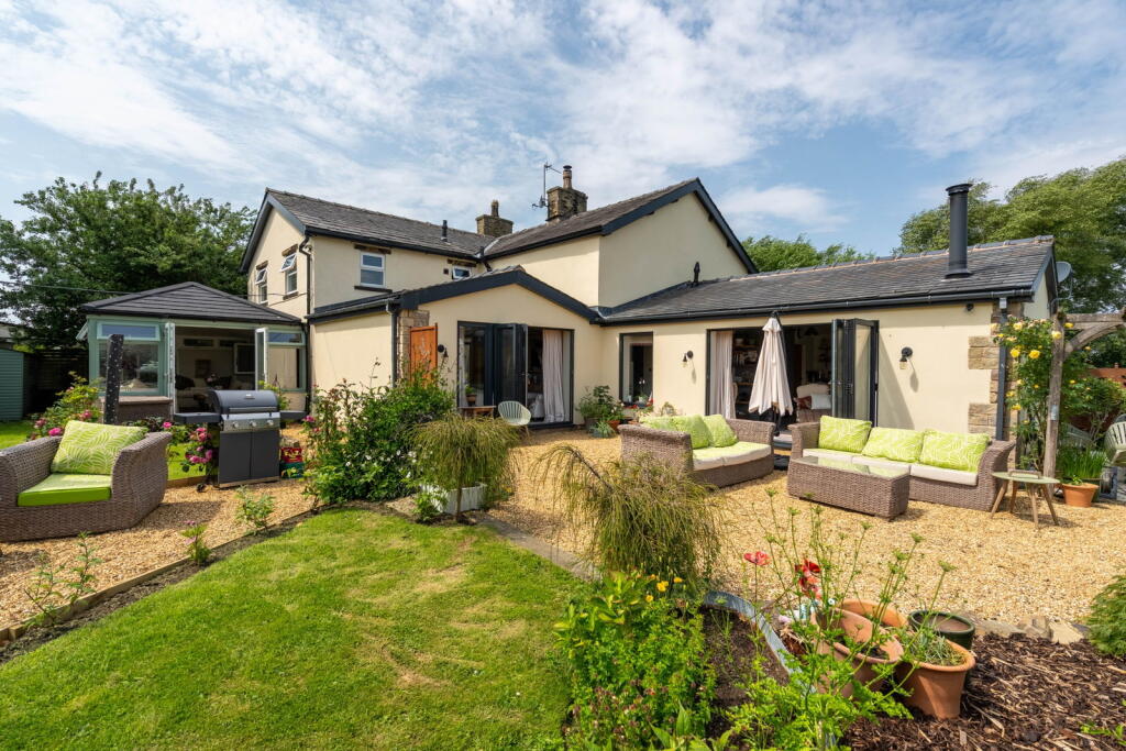 Main image of property: 2 Fieldshead Cottage, Fieldshead, Glossop, SK13 8NX