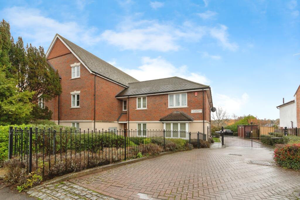 2-bed flat on 44 Hale Road, Farnham, GU9, £325,000