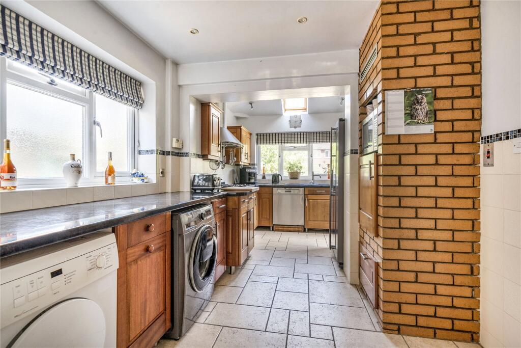 Oakley Close, Addlestone, Surrey, KT15 photo 4