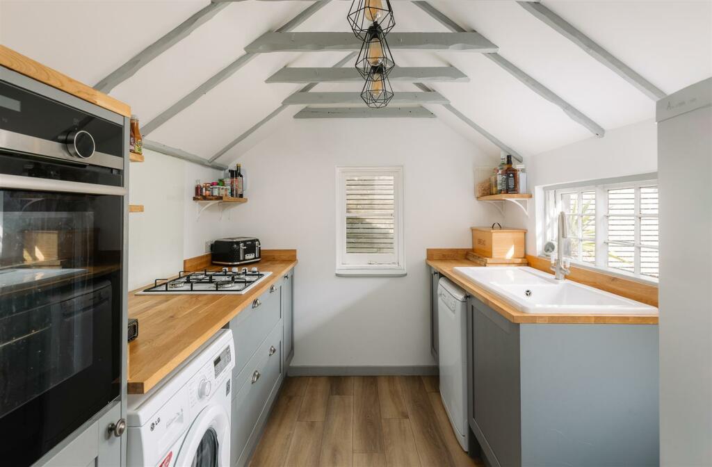 DETACHED COTTAGE WITH ANNEXE AND SWIMMING POOL - Baring Road, Cowes - View 6