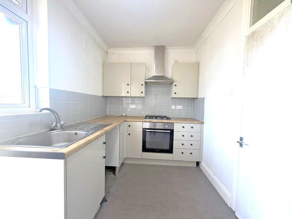 Roding Lane North, Woodford Green, Essex, IG8 photo 4