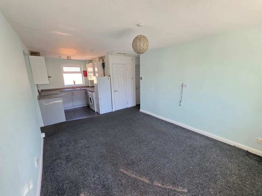 Apartment in Aylesbury, Buckinghamshire - View 5