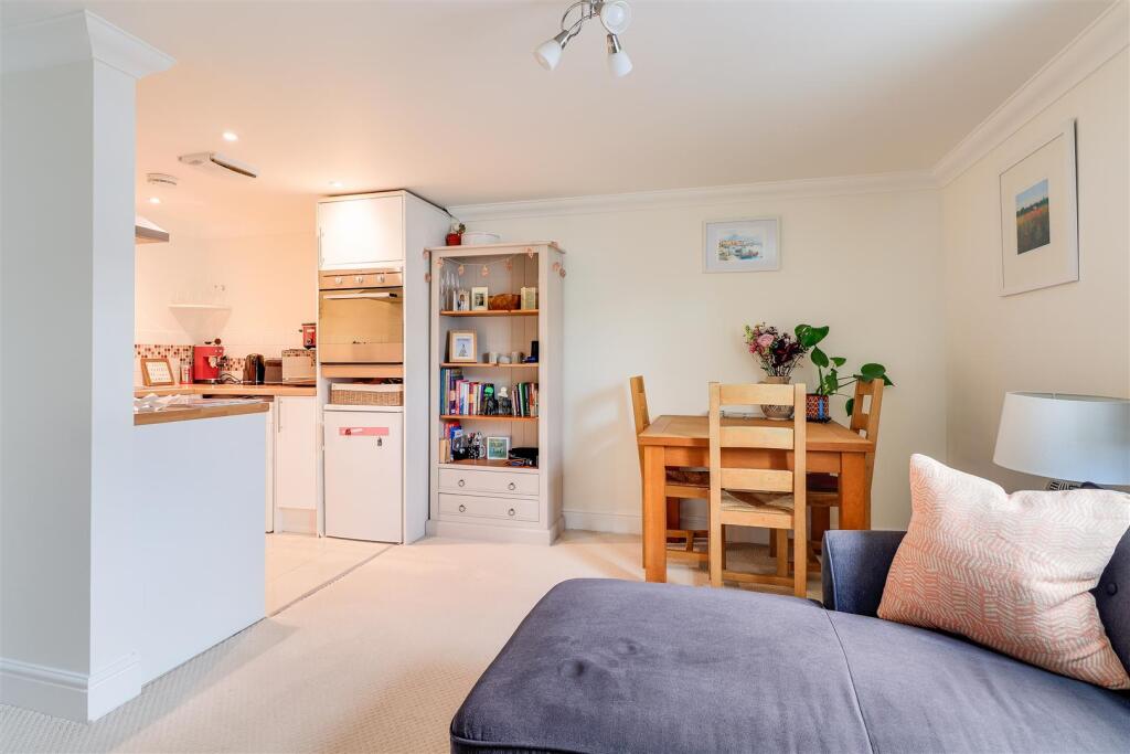 Apartment in Cambridge, Petersfield - View 3