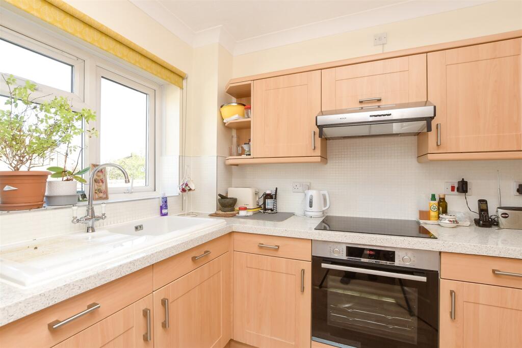 Peregrine Gardens, Shirley, Croydon, Surrey photo 4