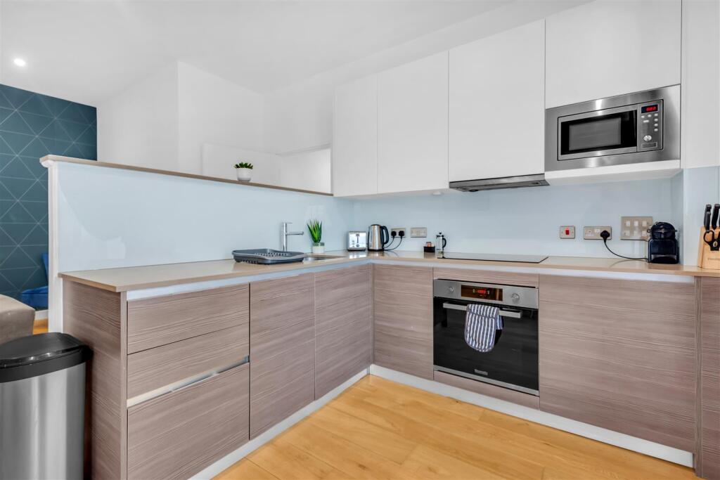 Apartment in London, Heston - View 4