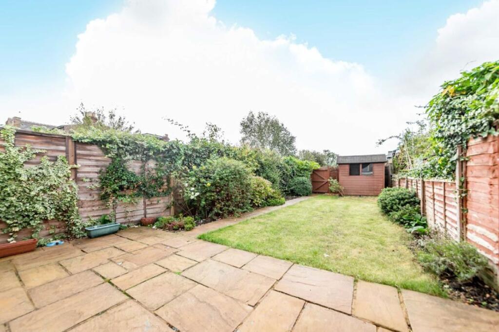 House in Twickenham - More