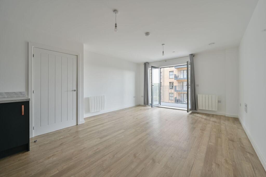 Apartment in Watford, Hertfordshire - View 3
