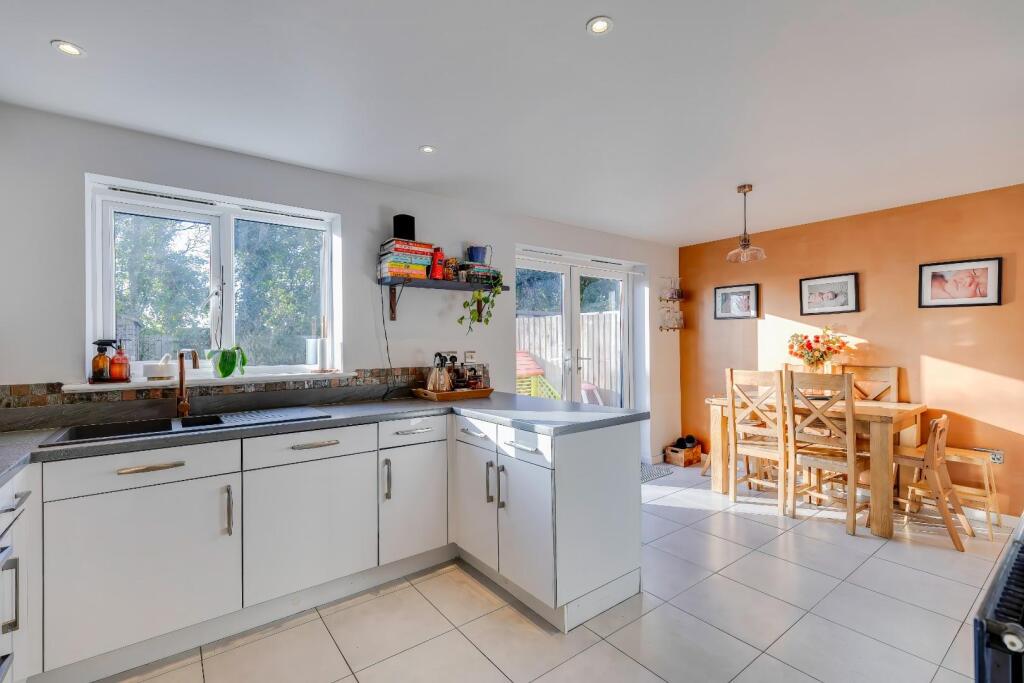 12 Plasnewydd Walk, Llantwit Major, Vale of Glamorgan, CF61 2YW photo 2