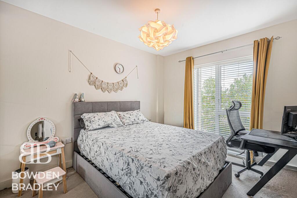 Apartment in Ilford - More