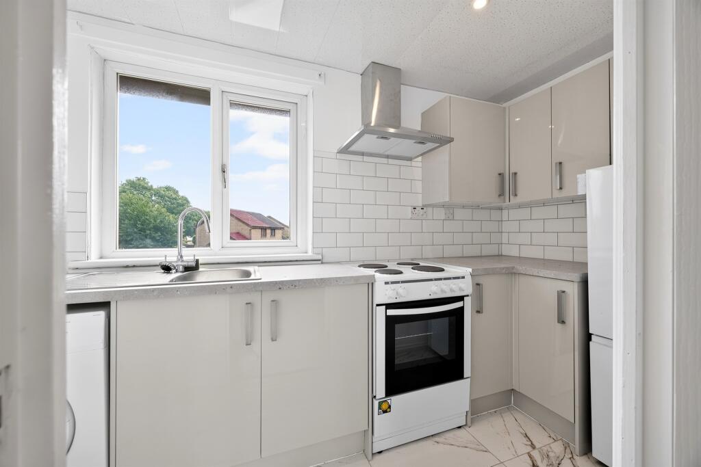 Apartment in Renfrew, Victory Gardens, Dean Park - More