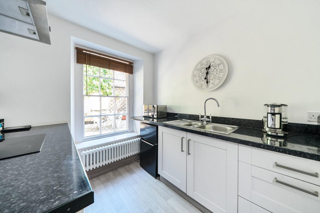 House in South Kesteven, Corby Glen - More