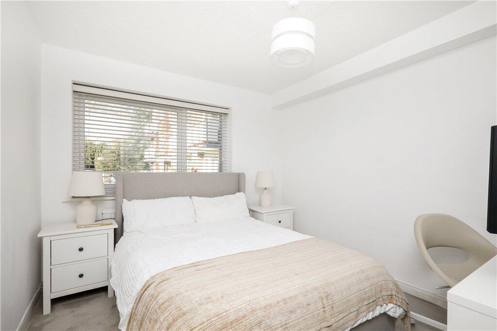Apartment in London, Cottenham Park, Raynes Park - More