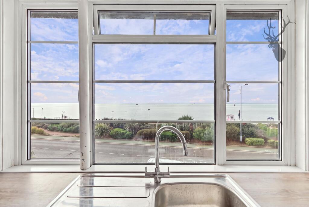 Apartment in Southend-on-Sea - View 4