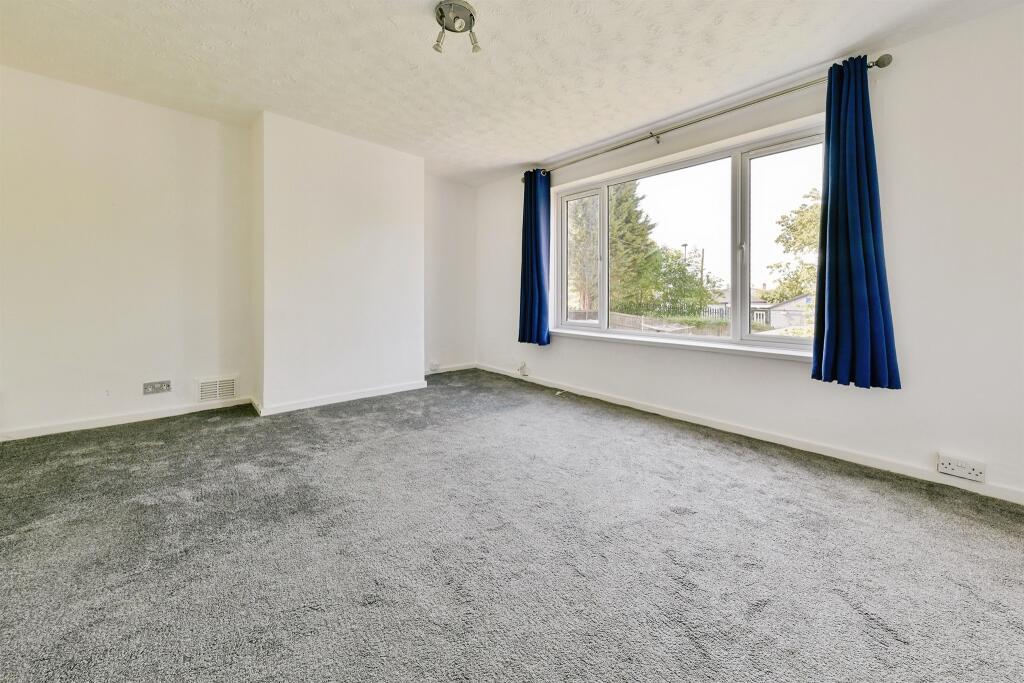 Valley Way, STEVENAGE photo 3