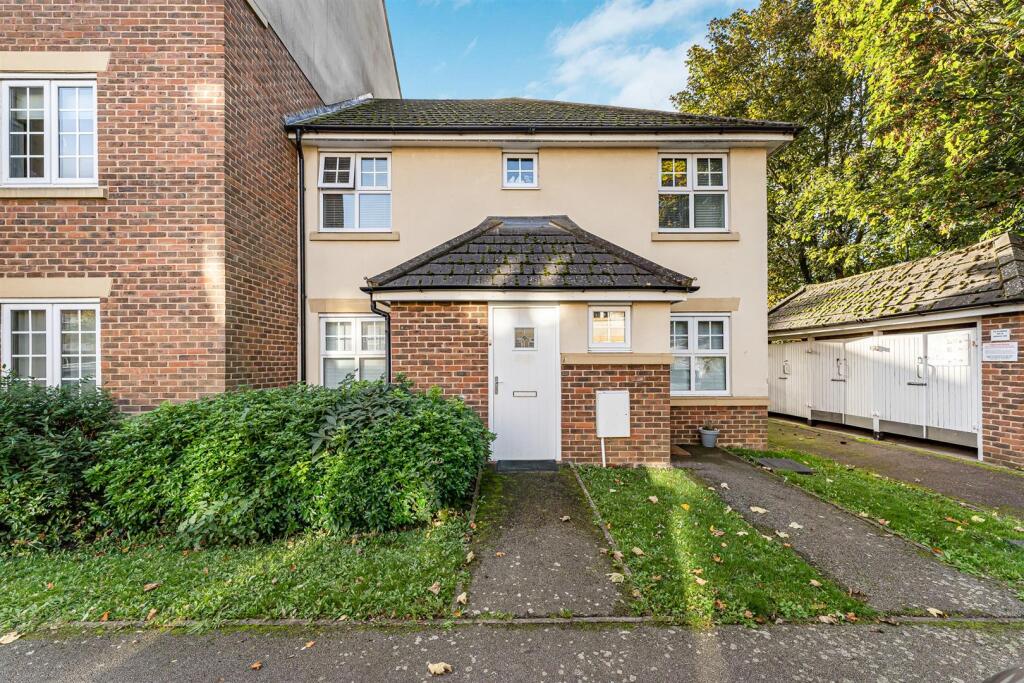 2-bed flat on The Hawthorns, Flitwick, £240,000