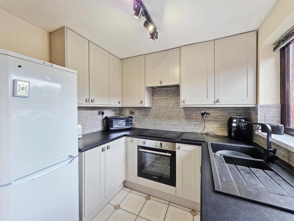 House in Gedling, Nottinghamshire - View 4