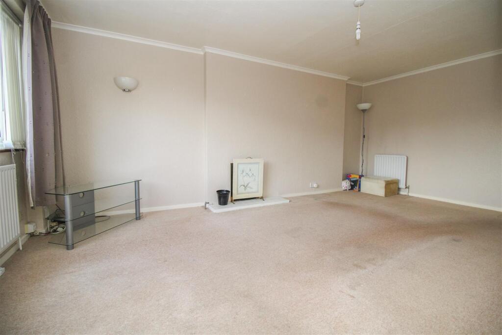 Apartment in Harlow, Bush Fair - More