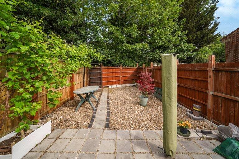 Pine Close, London, N14 photo 4