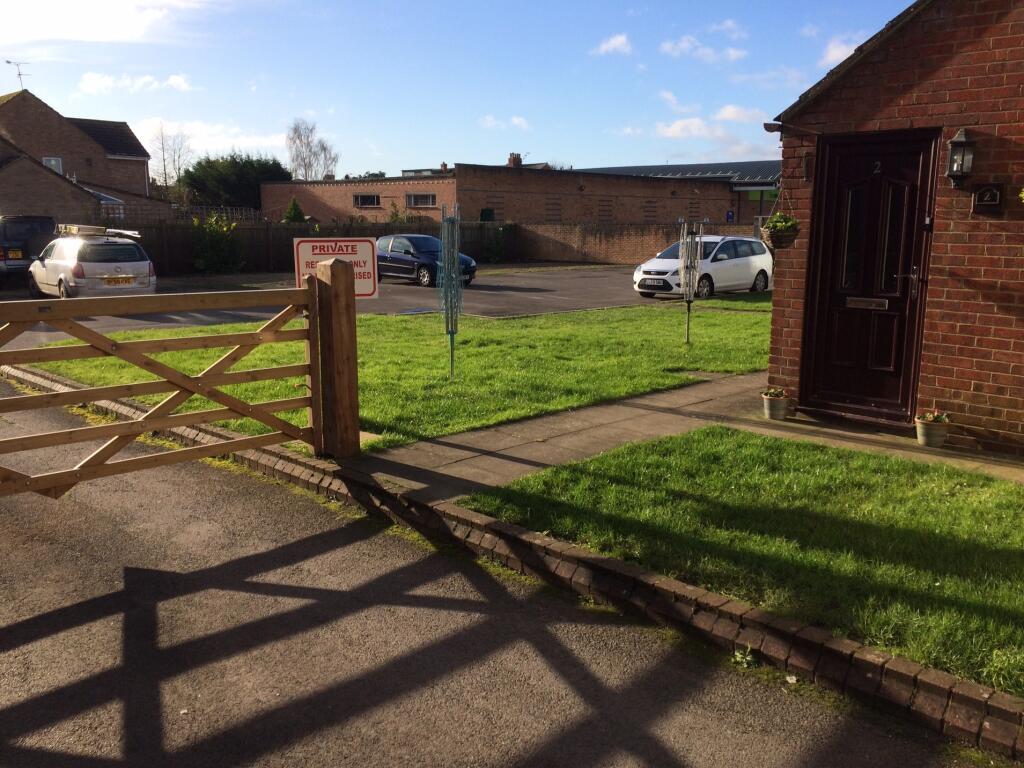 277 Whitworth Road, Swindon, Wiltshire photo 2